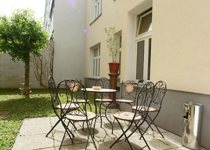 In Fuenfhaus Mit Garten By Interhome Апартаменти